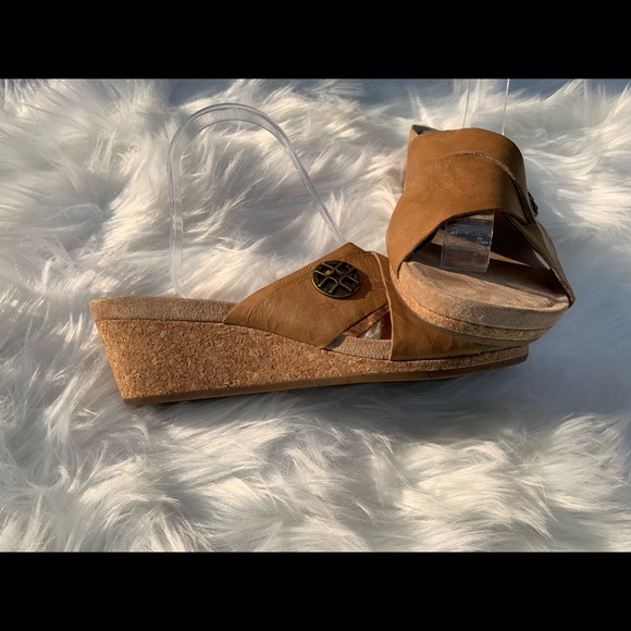 ♥️HOST PICK!!♥️⚜️UGG Wedge Sandal’s, Worn once! ⚜️ - Picture 2 of 6